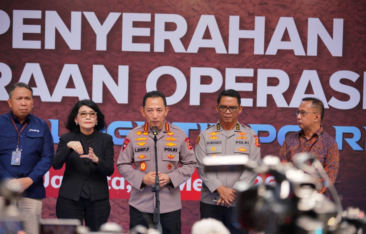 Kapolri Jenderal Listyo Sigit Prabowo (tengah) saat konferensi pers. (BeritaNasional/Bachtiarudin Alam)