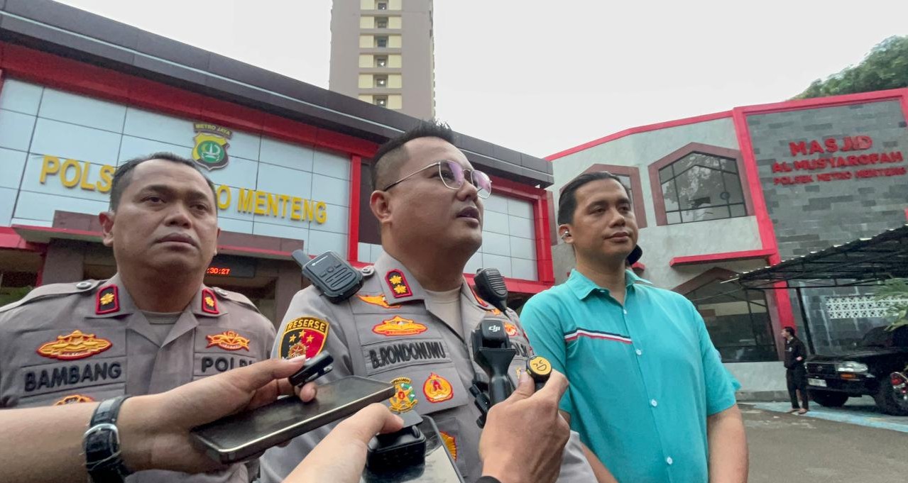 Kapolsek Metro Menteng AKPV Braiel Arnold Rondonuwu (tengah) saat diwawancarai. (BeritaNasional/Bachtiarudin Alam)