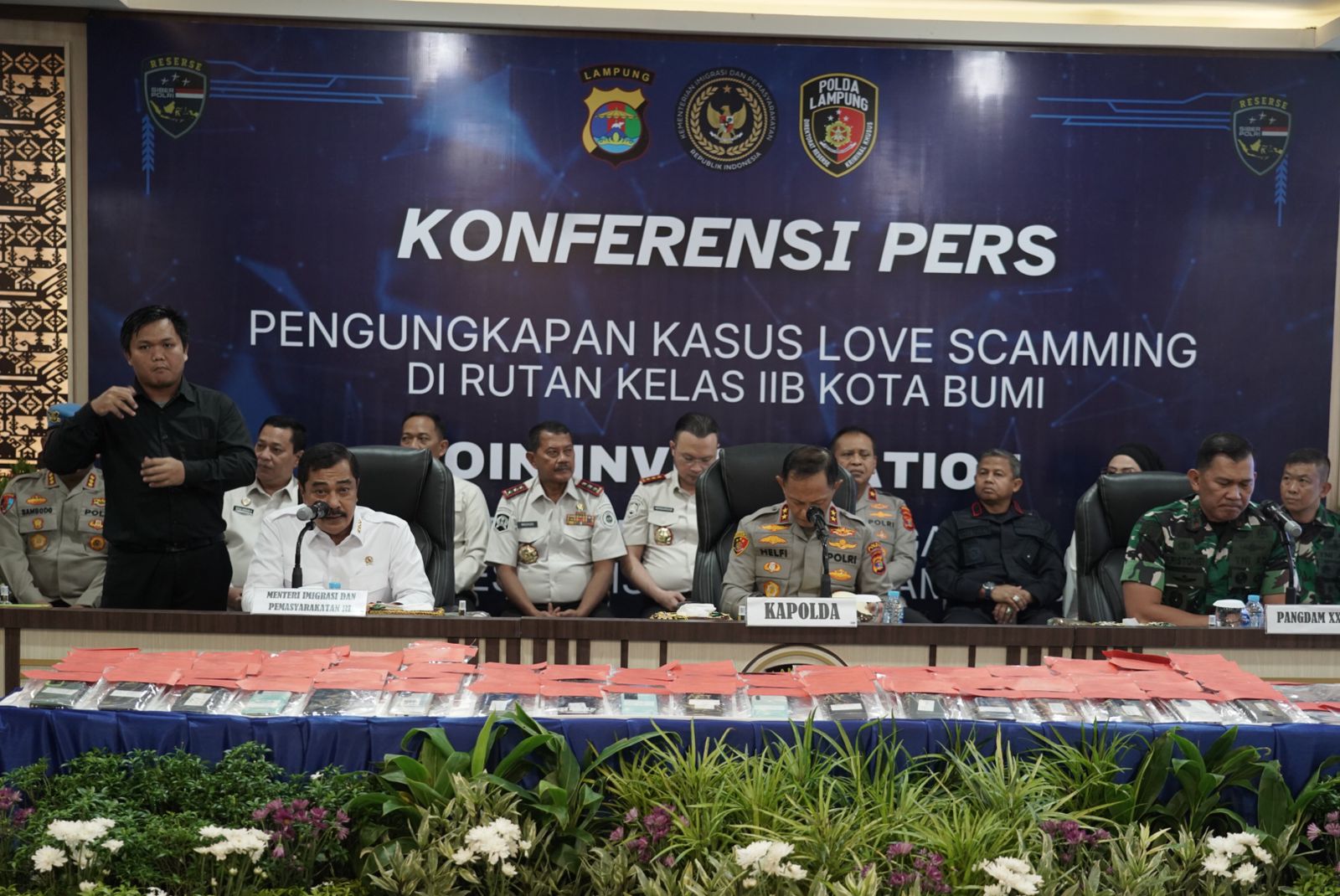 Menteri Imigrasi dan Pemasyarakatan Agus Andrianto (kiri) saat konferensi pers. (BeritaNasional/Bachtiarudin Alam)
