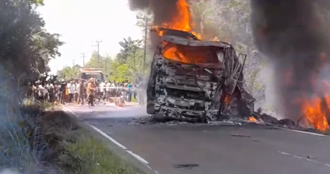 Kecelakan bus ALS dan truk tangki bahan bakar, bus terbakar. (BeritaNasional/istimewa)