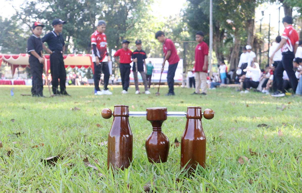 Pelajar memukul bola ke gawang (gate) saat kejuaraan Woodball antar pelajar di Lapangan Banteng, Jakarta, Selasa (26/5/2026).(Beritanasional.com/Oke Atmaja)