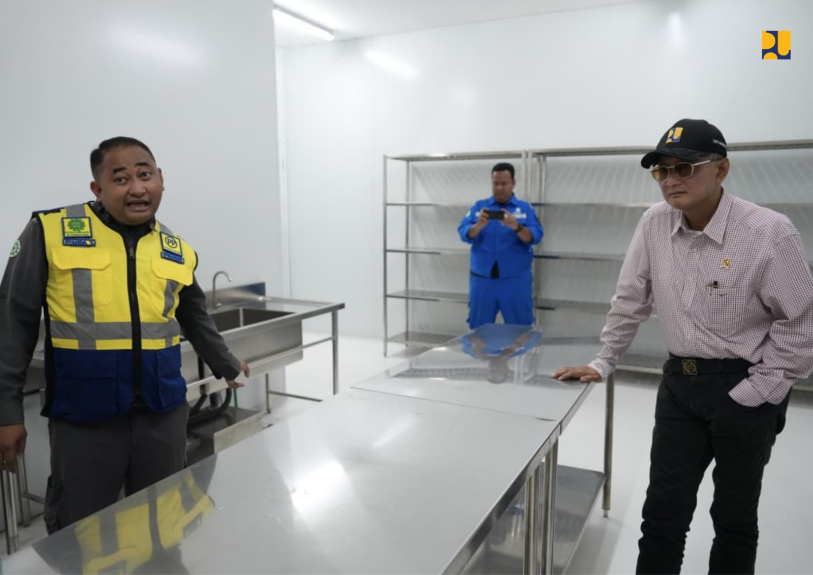 Menteri PU Dody Hanggodo memeriksa kesiapan SPPG di Kabupaten Jember Jawa Timur. (BeritaNasional/KemenpU)