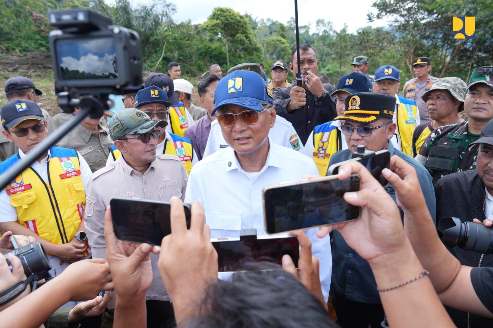 Menteri PU Dody Hanggodo datang langsung ke lokasi bencana di Tanah Datar Sumatera Barat. (BeritaNasional/KemenPU)