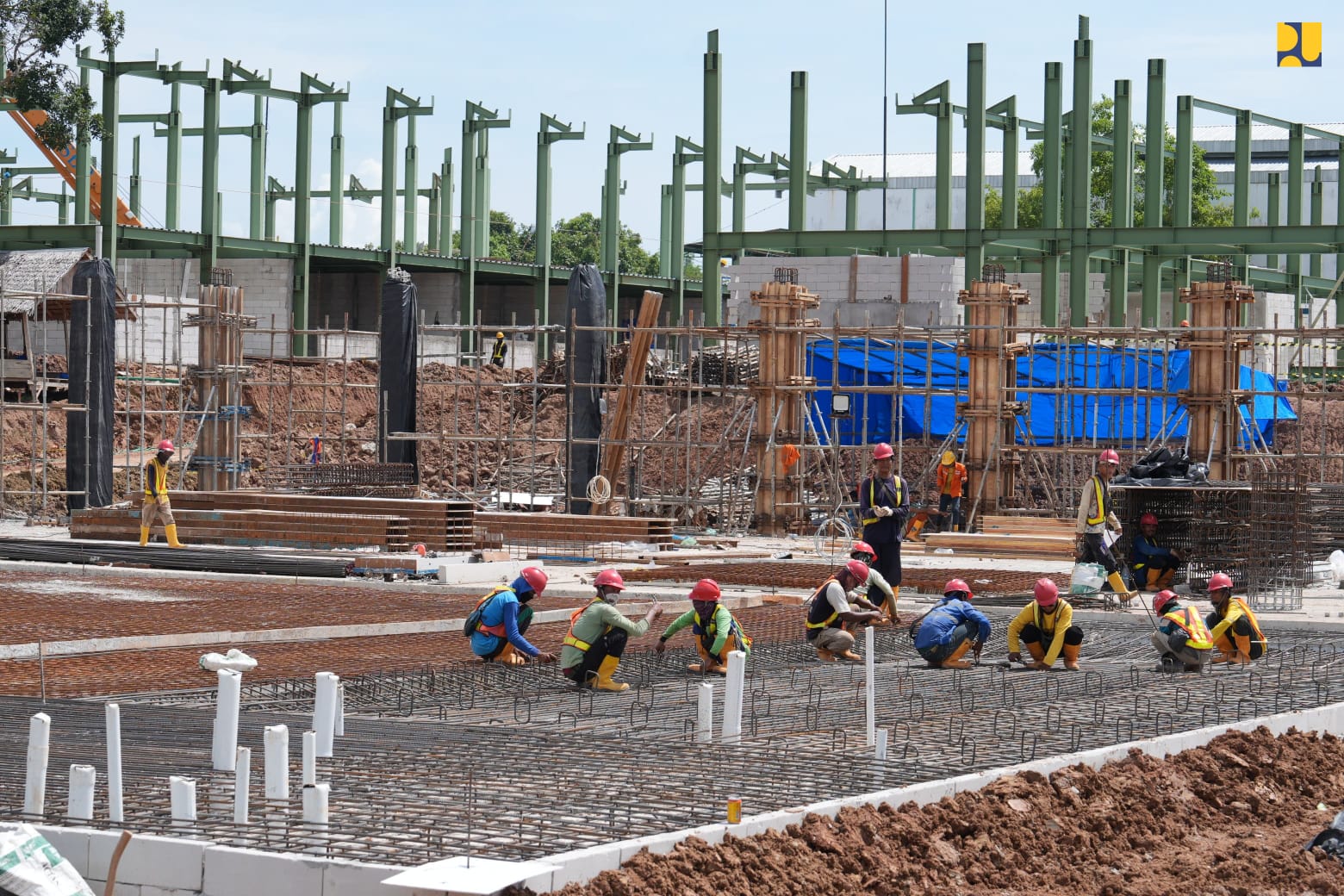 Perkerja mengerjakan bangunan gedung sekolah rakyat tahap II. (BeritaNasional/KemenPU)