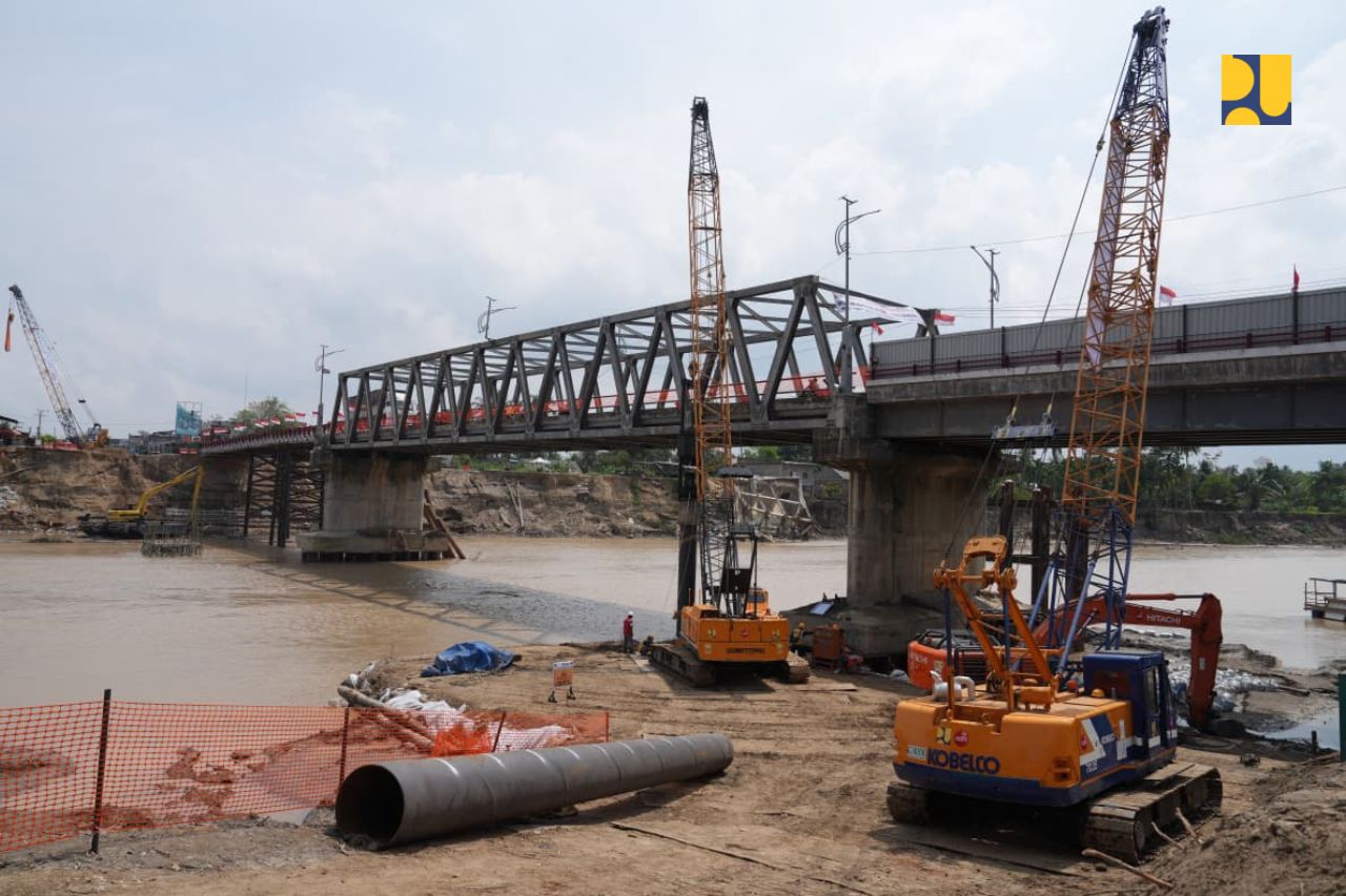 Ekskapator dikerahkan percepat perbaikan akibat bencana. (BeritaNasional/KemenPU)