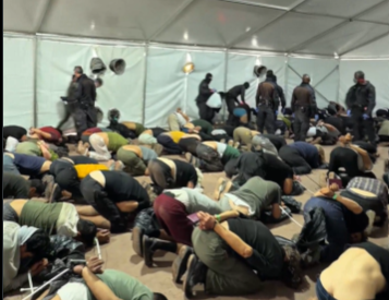 Kondisi para relawan yang ditahan militer Israel, relawan berlutut dengan tangan terikat. (BeritaNasional/X)