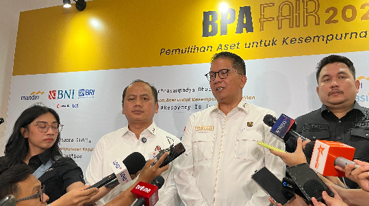Kepala BPA Kejaksaan RI Kuntadi (dua dari kanan) saat diwawancarai. (BeritaNasional/Bachtiarudin Alam)