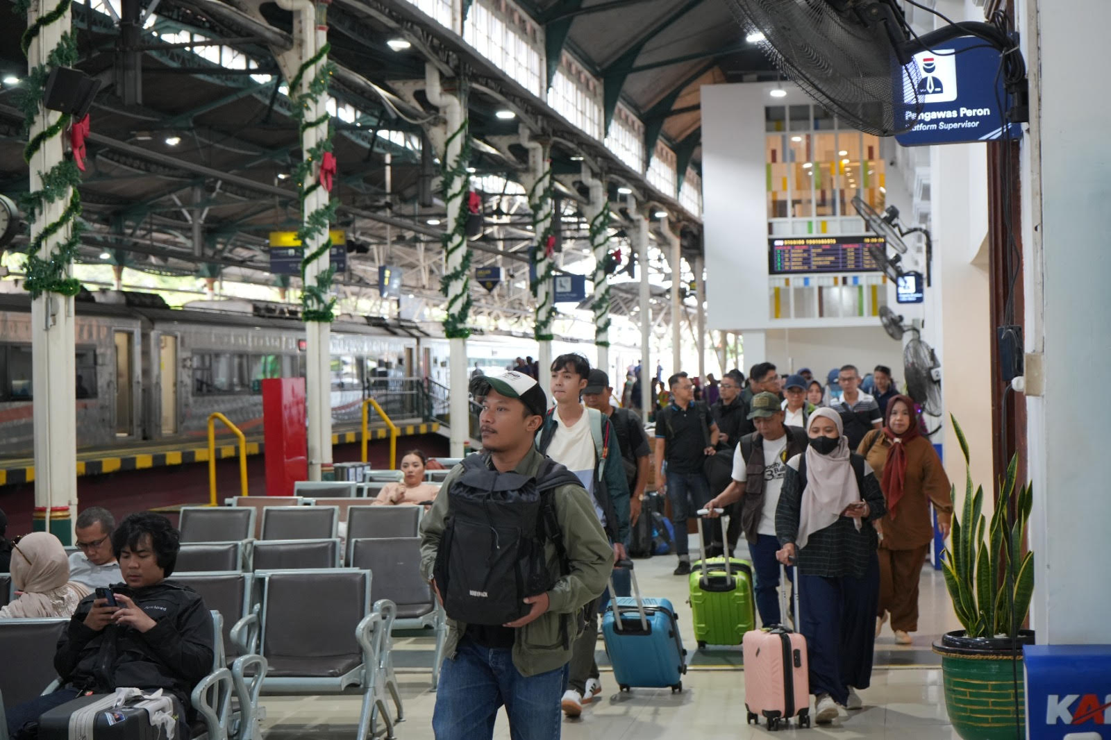 Masyarakat memadati stasiun kereta untuk menghabiskan libu panjang. (BeritaNasional/Panji)