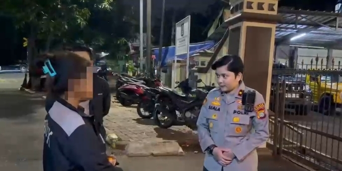 Polisi tengah menangani pelaku keributan di angkot JakLingko yang diduga mengalami gangguan jiwa. (Foto/Ist)