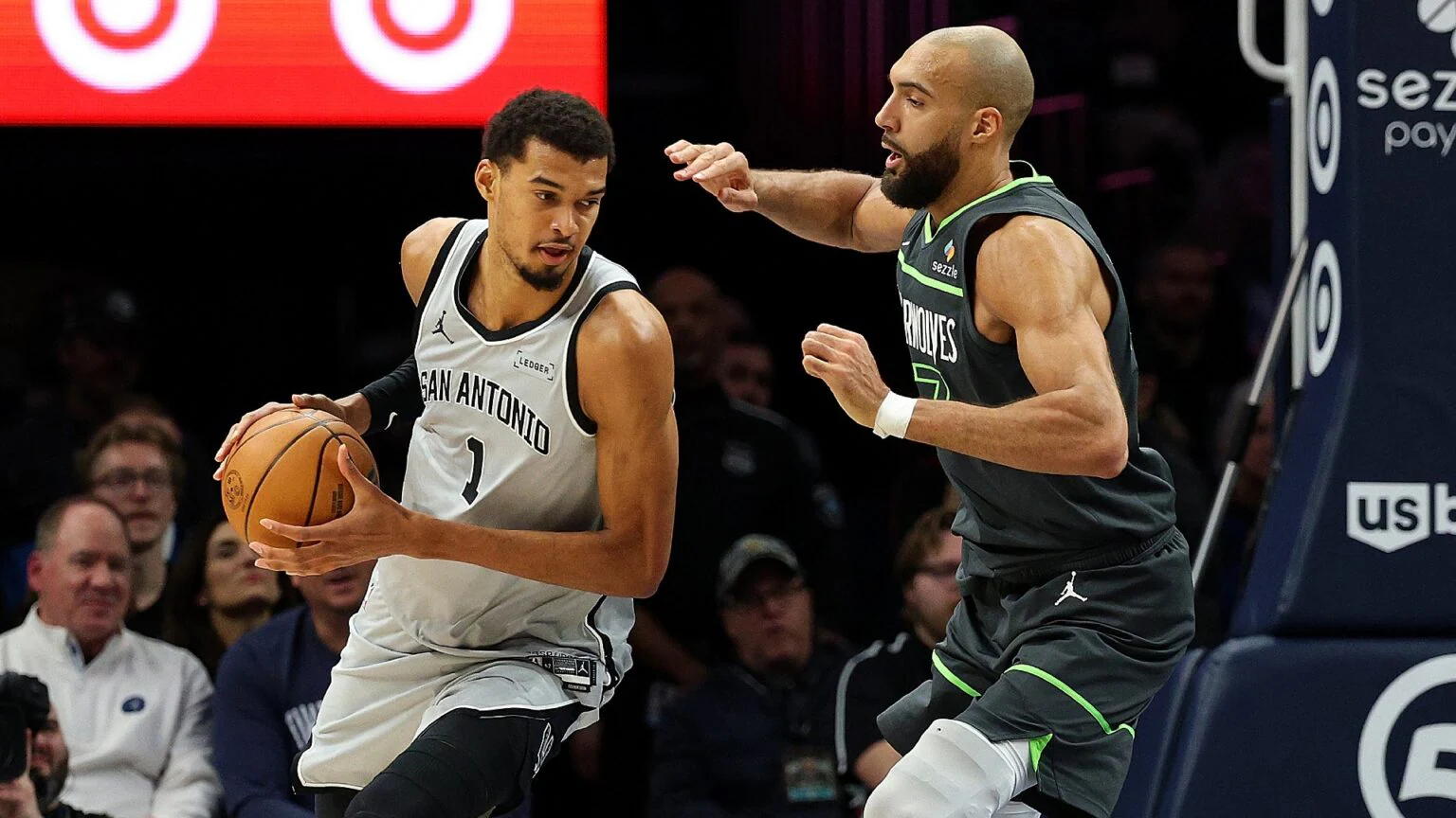 Victor Wembanyama (kanan) berhadapan dengan Rudy Gobert saat Spurs vs Timberwolves. (Foto/NBA)