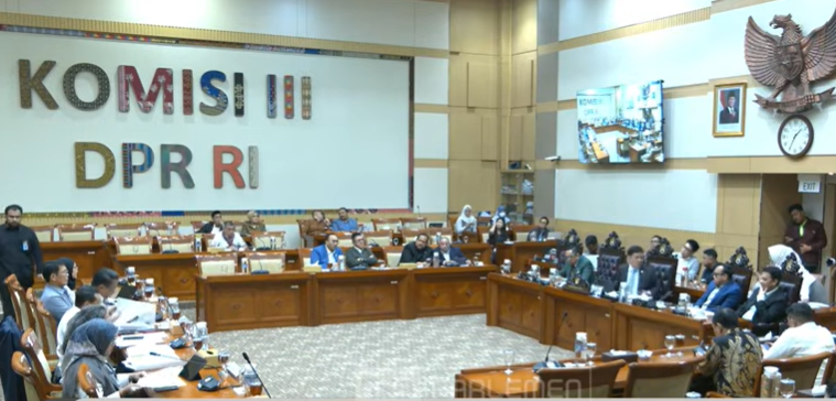Komisi III DPR RI dan pemerintah yang diwakili Menteri Hukum Supratman Andi Agtas bentuk Panja Revisi UU Polri, Senin (25/5/2026). (BeritaNasional/YT DPR)