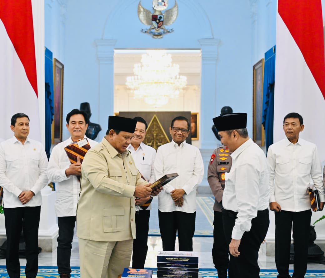 Komisi Percepatan Reformasi Polri menyerahkan hasil rekomendasi kepada Presiden Prabowo Subianto. (Foto/BPMI)