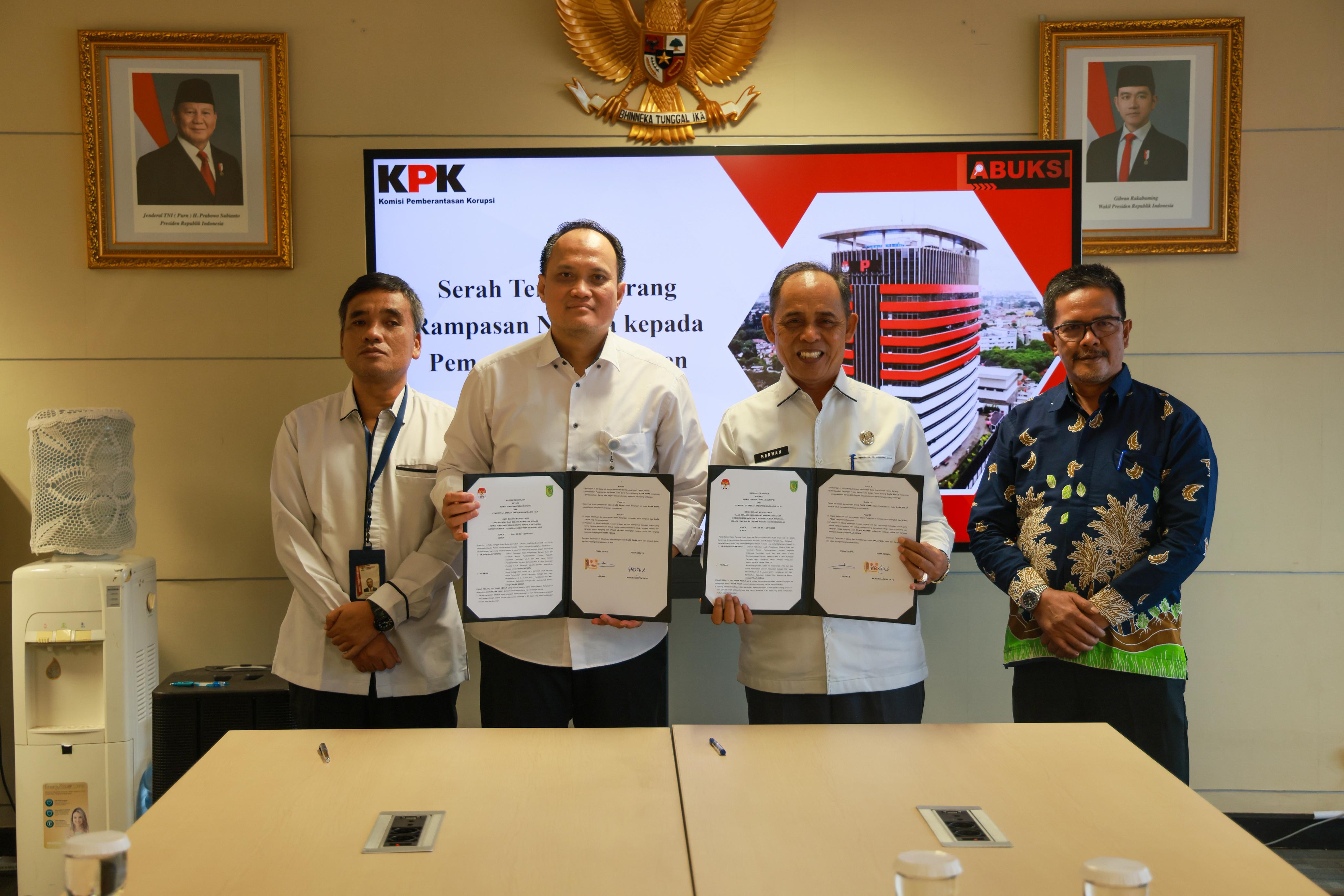 KPK hibahkan 13 bidang tanah kepada Pemkab Indragiri Hilir Riau. (BeritaNasional/Panji)