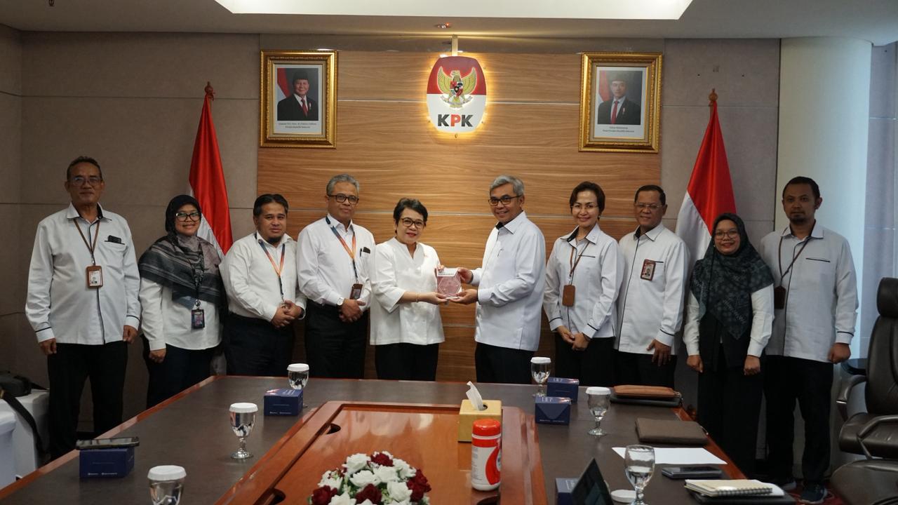 Ketua KPK Setyo Budiyanto bersalaman dengan Kepala LKPP Sarah Sadiqa perkuat integritas pengadaan di desa. (BeritaNasional/Panji)