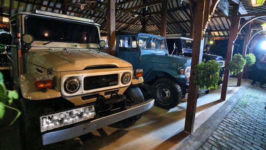 kendaraan roda empat dari rumah Bupati Ponorogo nonaktif Sugiri Sancoko. (Foto/doc. KPK)