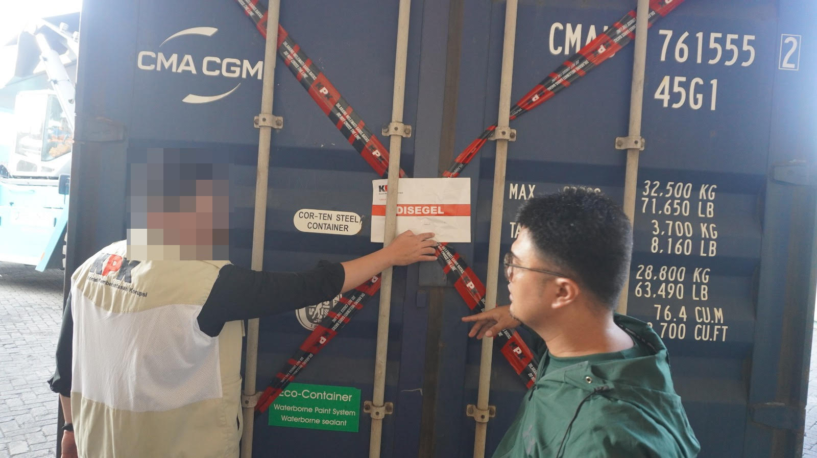 KPK menyita kontainer yang diduga terafiliasi PT Blueray. (Foto/Istimewa)