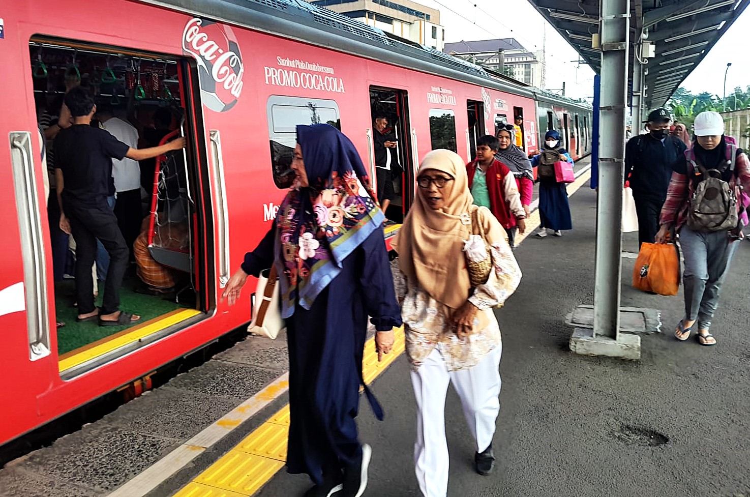 Aktivitas penumpang pengguna jasa Commuter Line (KRL) Bogor-Jakarta. (BeritaNasional/Elvis Sendouw)