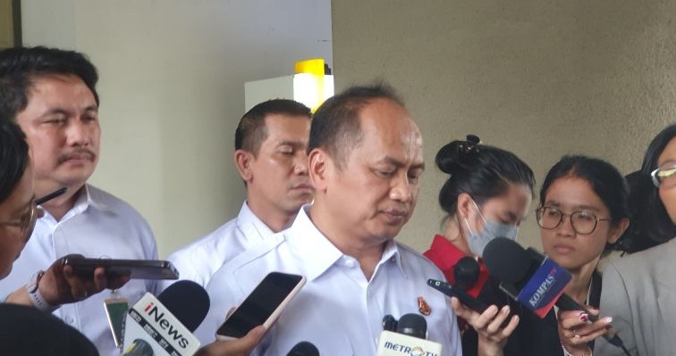Kapuspenkum Kejagung Anang Supriatna saat diwawancarai. (BeritaNasional/Bachtiarudin Alam)