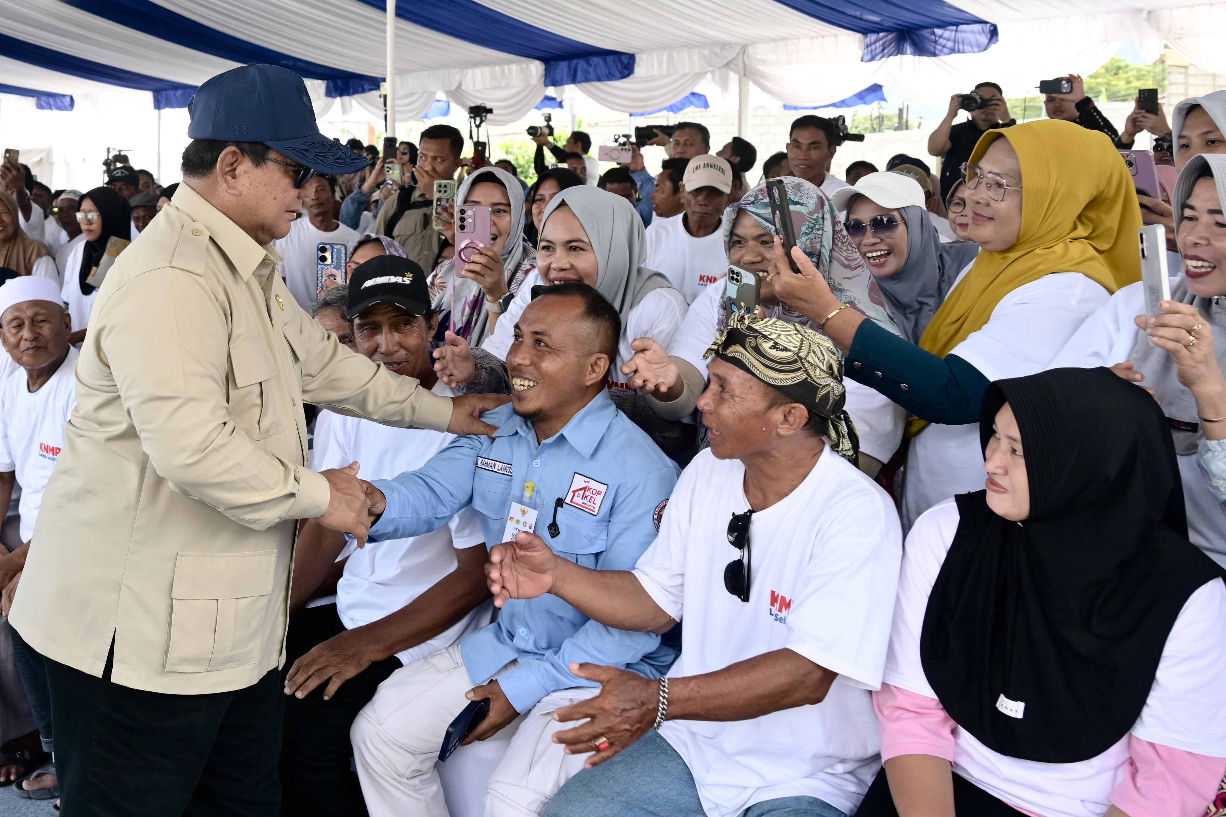 Presiden Prabowo Subianto (kiri) saat menyapa nelayan di Leato Selatan, Gorontalo. (Foto/BPMI)