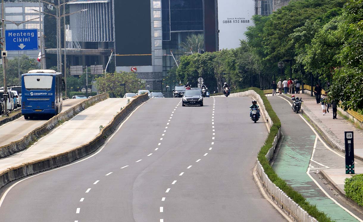 Sejumlah kendaraan melintas di jalan Jenderal Sudirman, Jakarta, Kamis (14/5/2026). (Beritanasional.com/Oke Atmaja)
