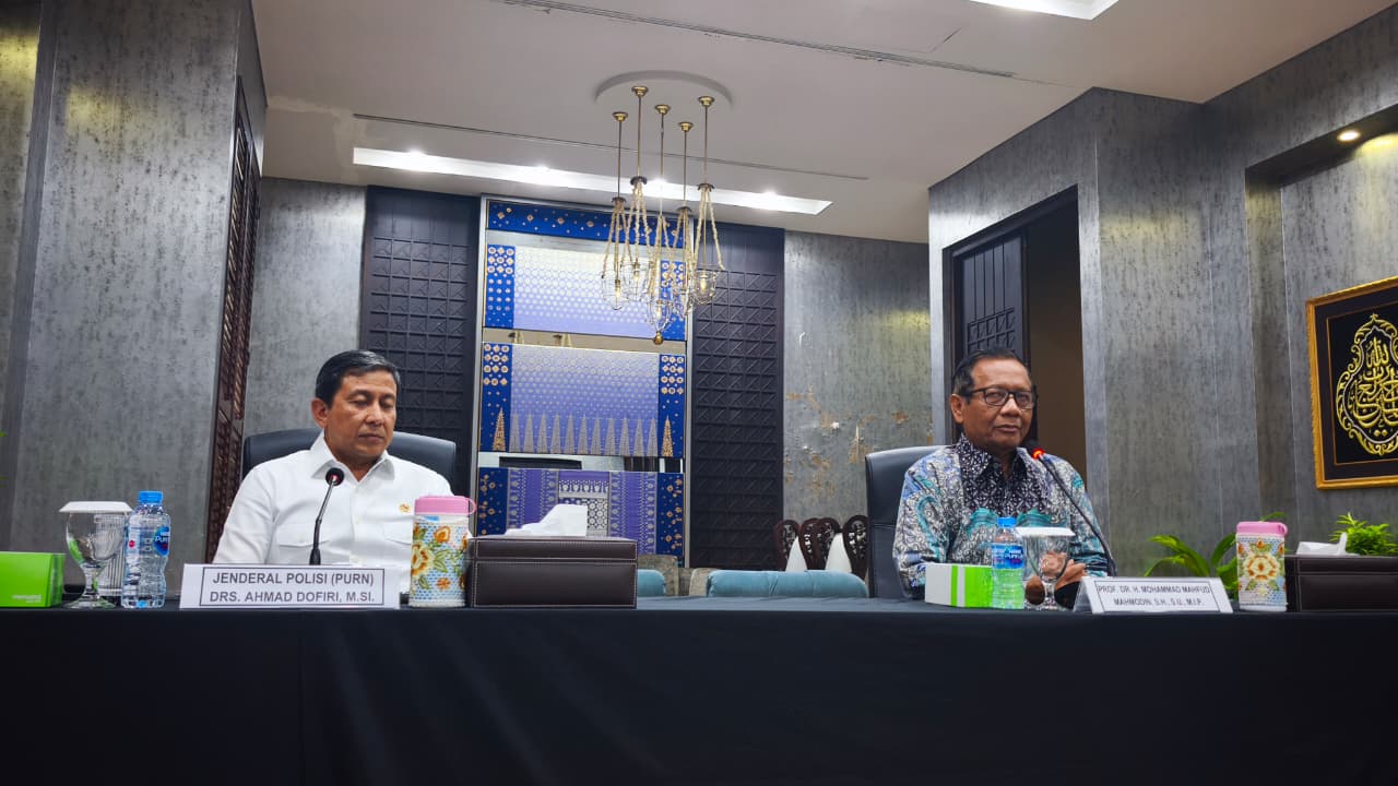 Ketua Komisi Percepatan Reformasi Polri (KPRP) Mahfud MD (kanan). (BeritaNasional/Bachtiar)