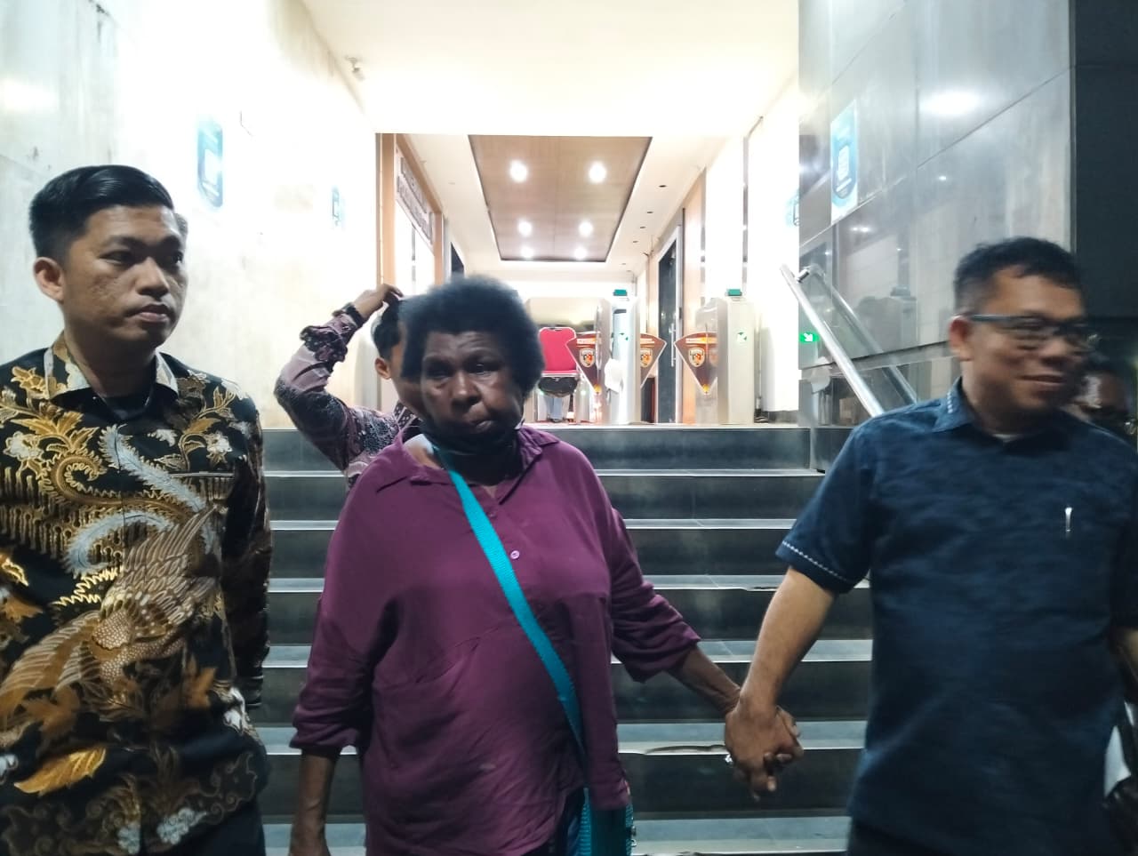 Tokoh perempuan adat Merauke, Papua Selatan, Yasinta Moiwend atau Mama Sinta terhadap Ketua LBH Merauke berinisial JTW ke Polda Metro Jaya. (Foto/ist)