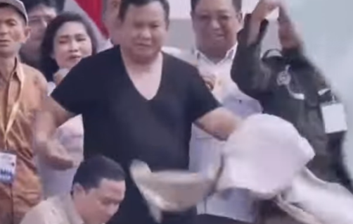 Detik-detik Presiden Prabowo menanggalkan bajunya dan diberikan kepada buruh. (BeritaNasional/tangkapan layar)