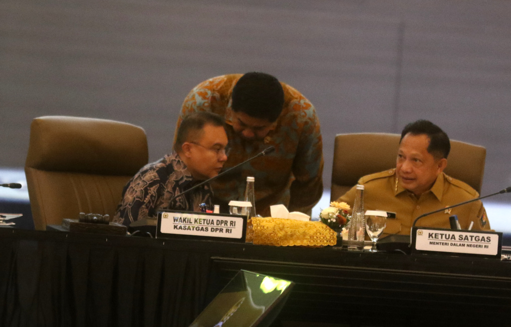 Mendagri Tito Karnavian (kanan) bersama Wakil Ketua DPR Sufmi Dasco Ahmad (kiri) saat rapat koordinasi. (BeritaNasional/Oke Atmaja)