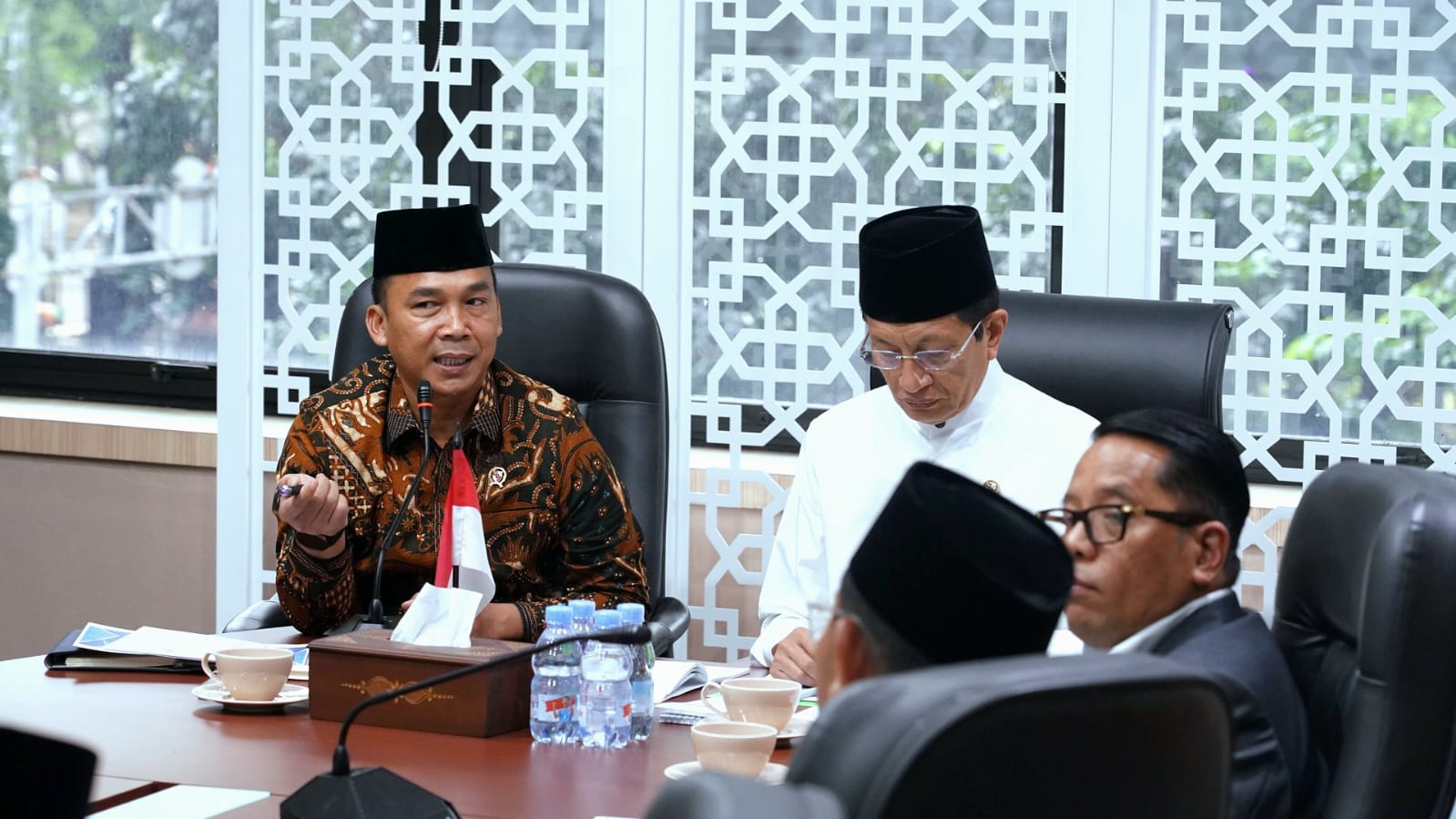 Mendukbangga Wihaji (kiri) bersama Menag Nasaruddin Umar. (Foto/Kemenag)