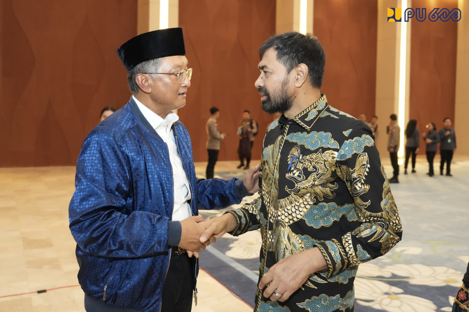 Menteri PU Dody Hanggodo bersalaman dengan Gubernur Aceh Muzakir Manaf. (BeritaNasional/KemenPU)