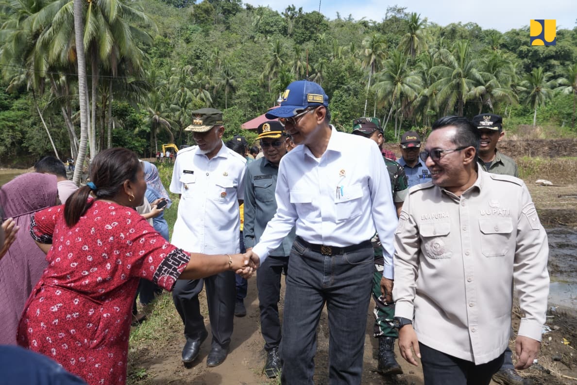Menteri PU Dody Hanggodo menyalami warga saat tinjau lokasi pembangunan gedung Sekolah Rakyat di Sumatera Barat. (BeritaNasional/KemenPU)