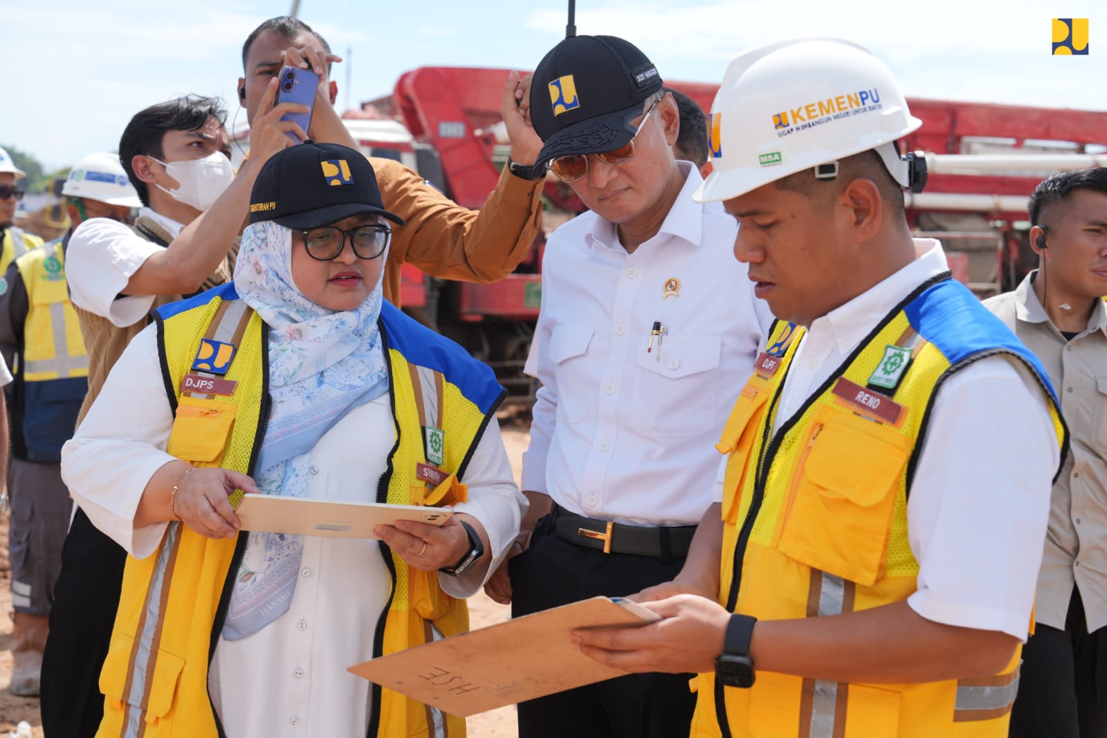 Menteri Pekerjaan Umum (PU) Dody Hanggodo memeriksa pembangunan Sekolah Rakyat di Aceh. (BeritaNasional/KemenPU)
