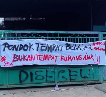 Pagar Ponpes Ndolo Kusumo, Kabupaten Pati, Jateng usai digeruduk warga pada Minggu (3/5/2026). (BeritaNasional/X Dhemit is Back)