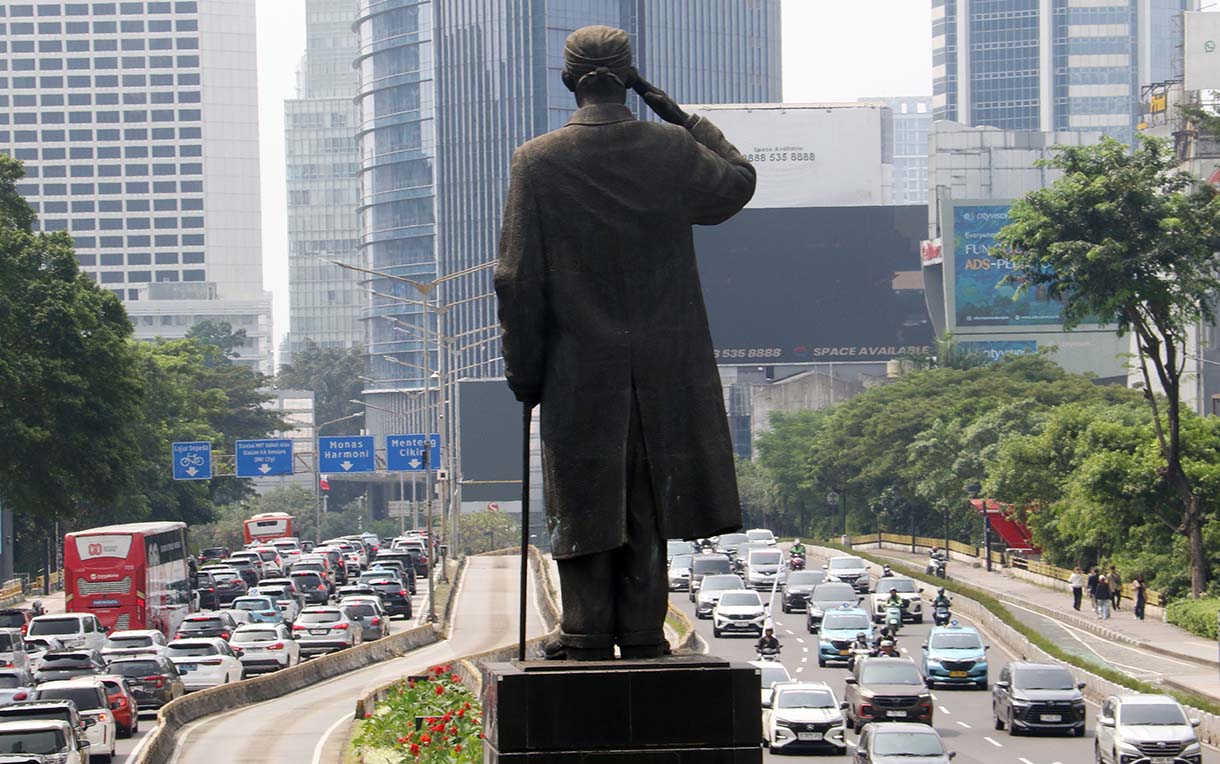 Sejumlah kendaraan melintas di jalan Jenderal Sudirman, Jakarta, Kamis (14/5/2026).(Beritanasional.com/Oke Atmaja)