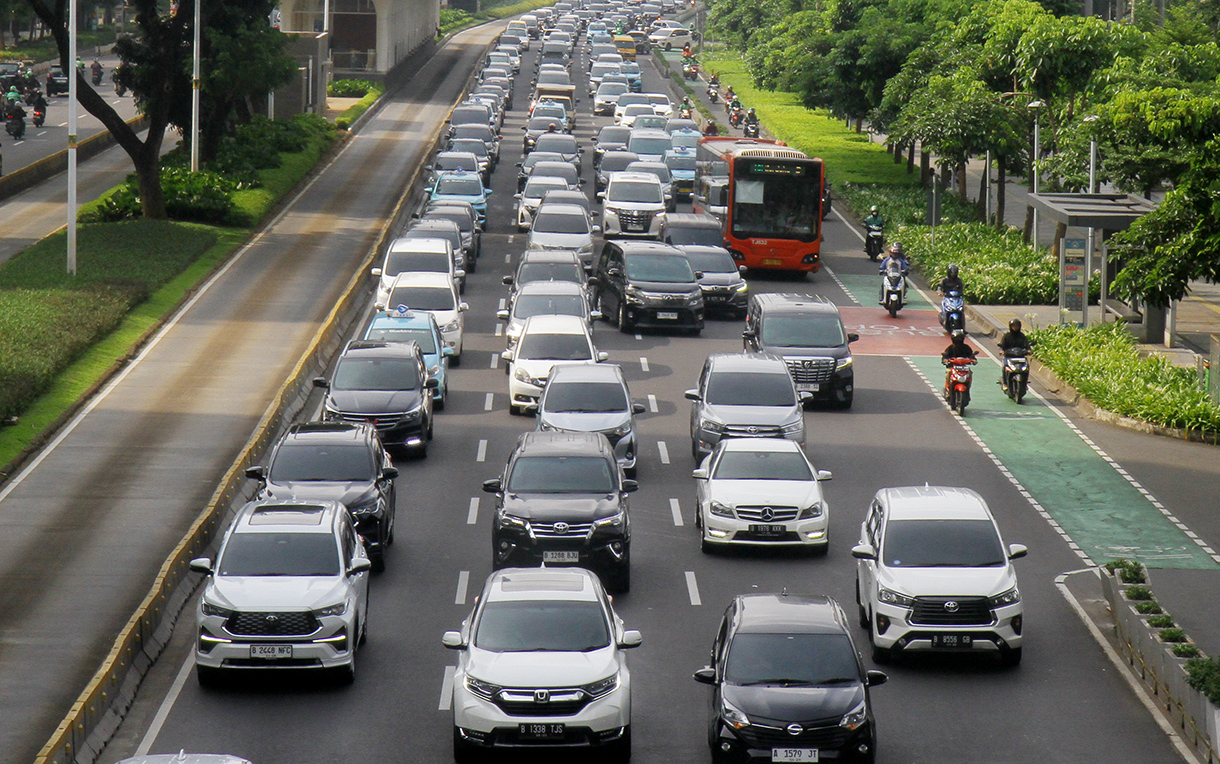 Kendaraan melintas di Jalan Jenderal Sudirman,Jakarta, Rabu (6/5/2026). (Beritanasional.com/Oke Atmaja)