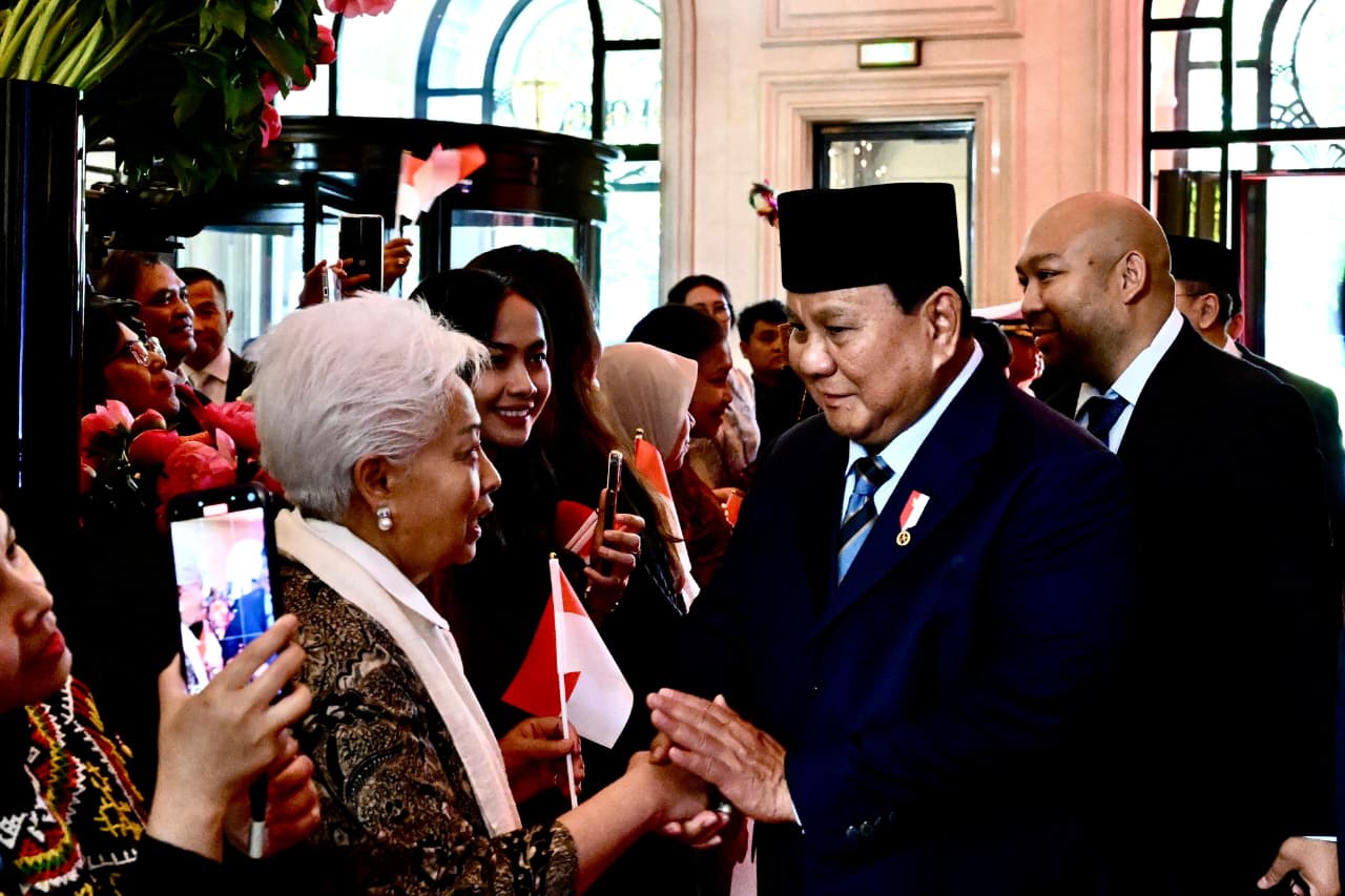 Presiden Prabowo Subianto (kanan) menyapa WNI di Paris, Prancis. (Foto/BPMI)