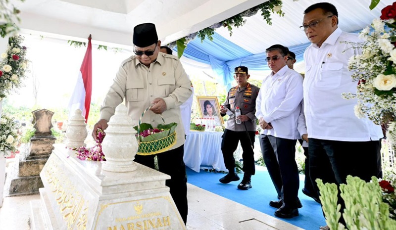 Momen khidmat Prabowo ziarah ke Makam Marsinah (Foto/Setpres)