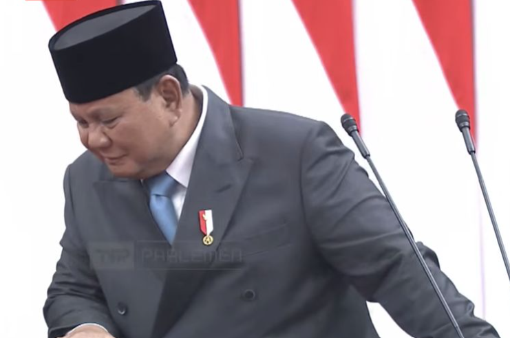 Gestur Presiden Prabowo saat mencari secangkir kopi yang disiapkan untuknya di mimbar pidato. (BeritaNasional/tangkapan layar)