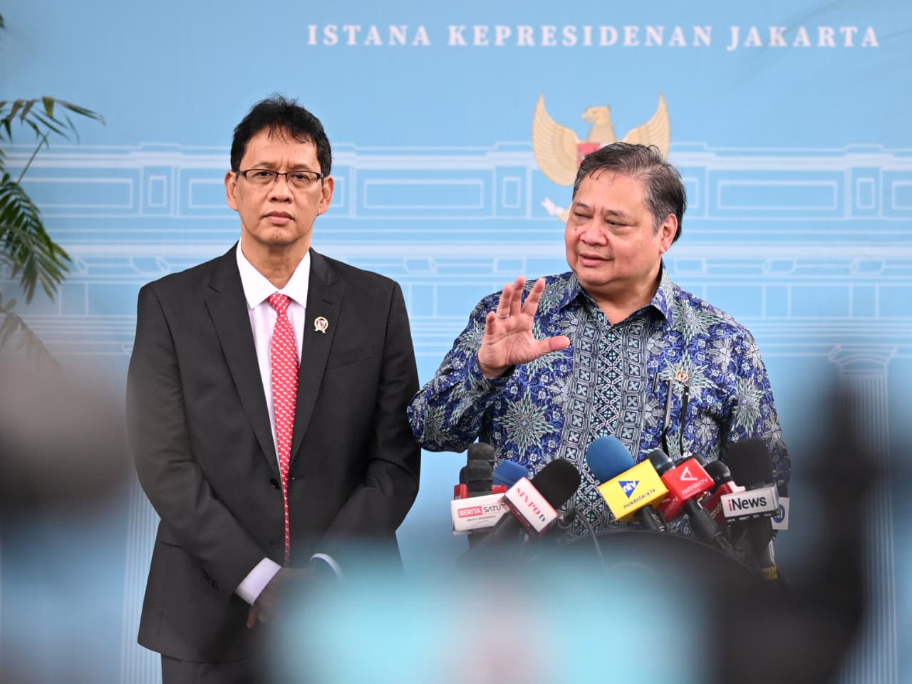 Menko Perekonomian Airlangga Hartarto bersama Menkeu Purbaya Yudi Sadewa memberikan keterangan kepada wartawan. (BeritaNasional/Setpres)