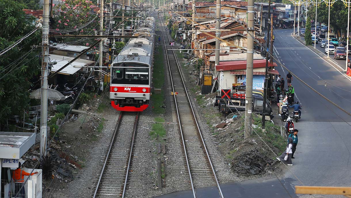 Rangkaian KRL Commuter Line jalur Green Line yakni Tanah Abang-Rangkasbitung melintas di Kawasan Pejompongan, Jakarta Pusat,Selasa(19/5/2026). (Beritanasional.com/Oke Atmaja)