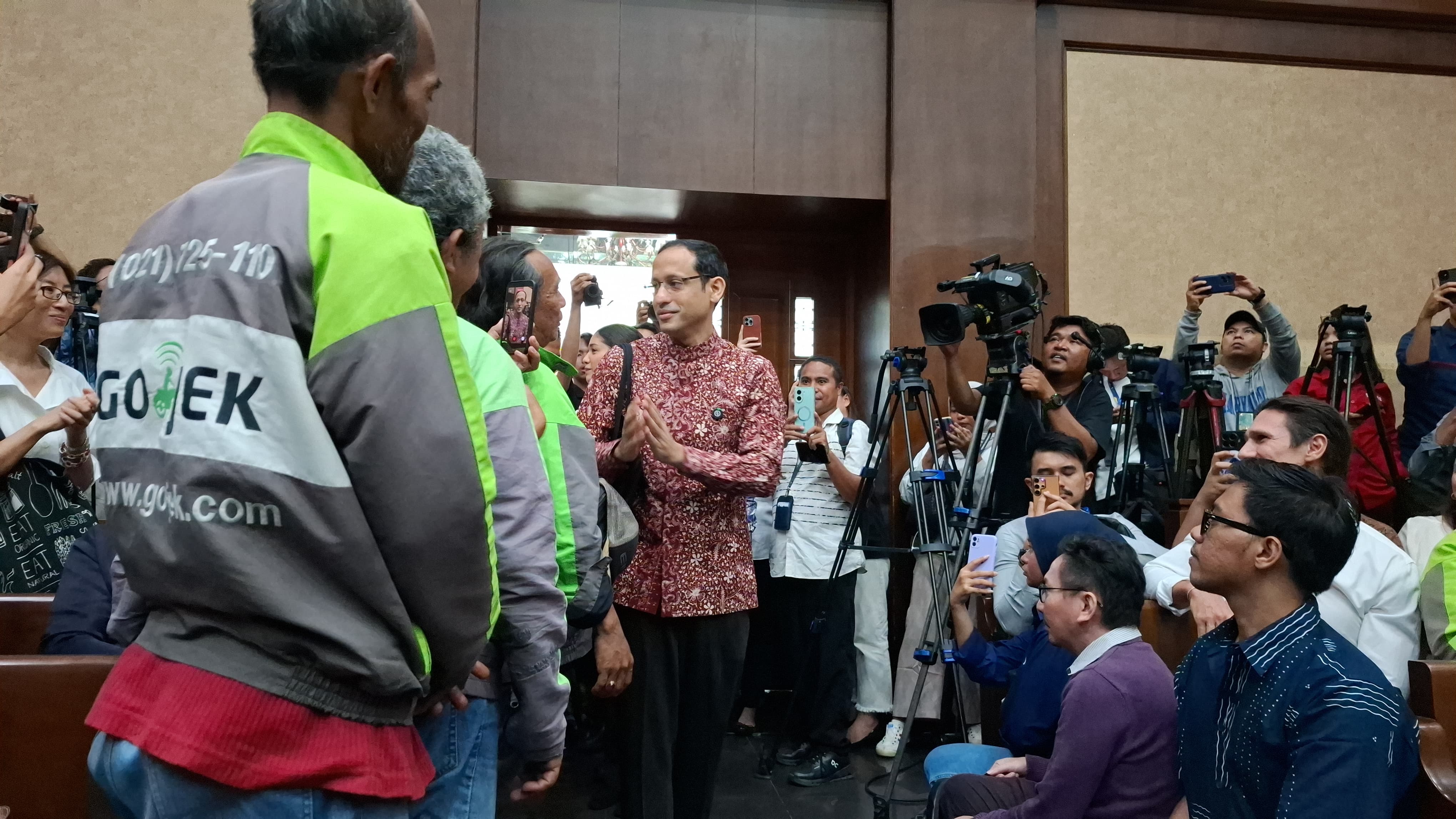 Terdakwa korupsi pengadaan fasilitas sekolah Nadiem Makarim saat tiba di pengadilan Tipikor. (BeritaNasional/Panji)