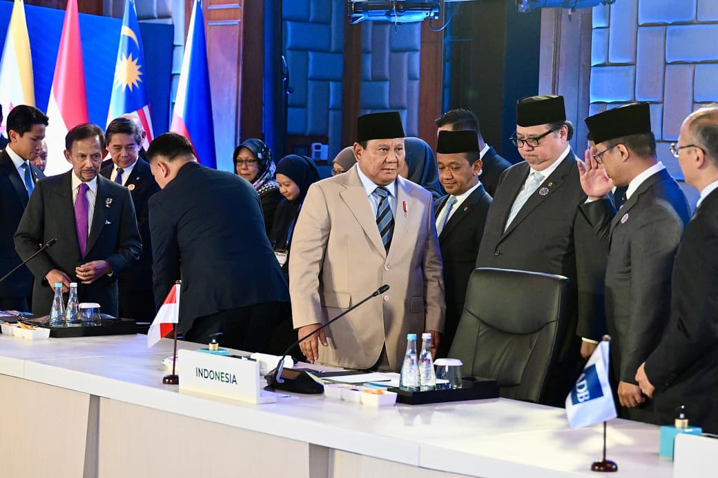 Presiden Prabowo Subianto dan Menko Perekonomian Airlangga Hartarto hadiri ASEAN AEC di Filipina (BeritaNasional/Setpres)