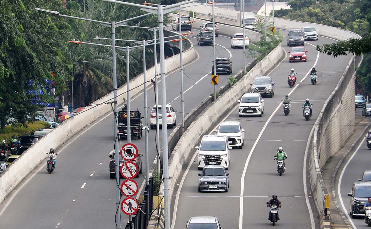 Pengendara sepeda motor melintas di Jalan Layang Non Tol (JLNT) Kampung Melayu-Tanah Abang di kawasan Casablanca, Jakarta, Rabu(20/5/2026).   (Beritanasional.com/Oke Atmaja)