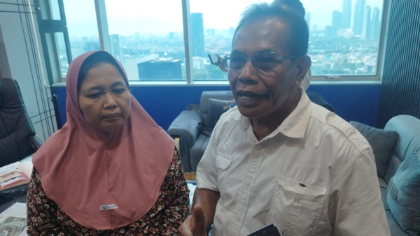 Seorang Ibu (kiri) mencari keadilan soal anaknya yang dituduh membunuh ayah kandung. (BeritaNasional/Ahda)