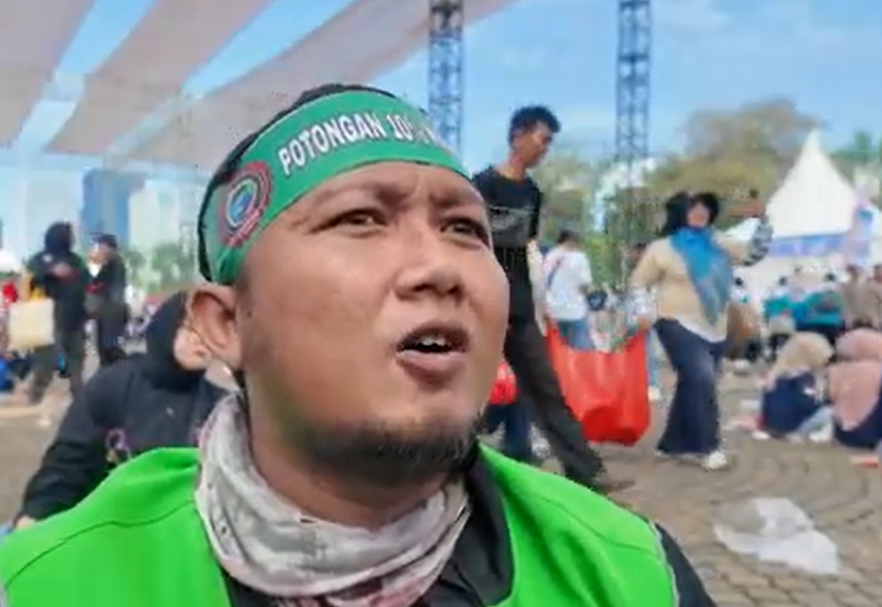 Salah satu pengemudi ojol Imam menyampaikan pendapatnya. (BeritaNasional/Lydia)