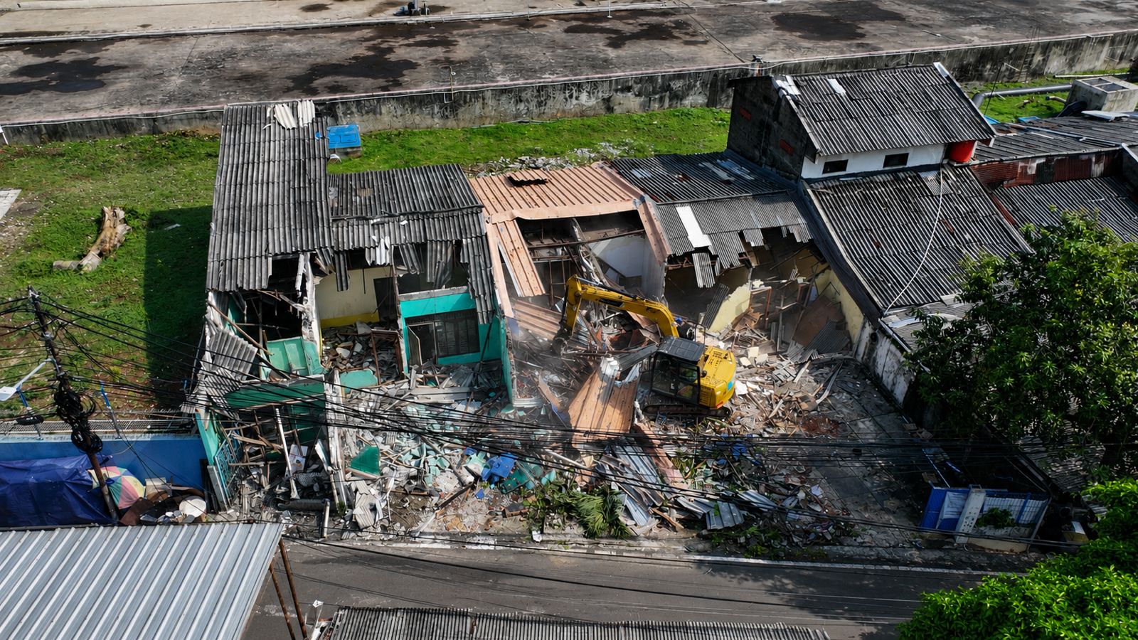 Eskapator meruntuhkan 15 rumah di kawasan Pejompongan II Jakarta. (BeritaNasional/Lydia)