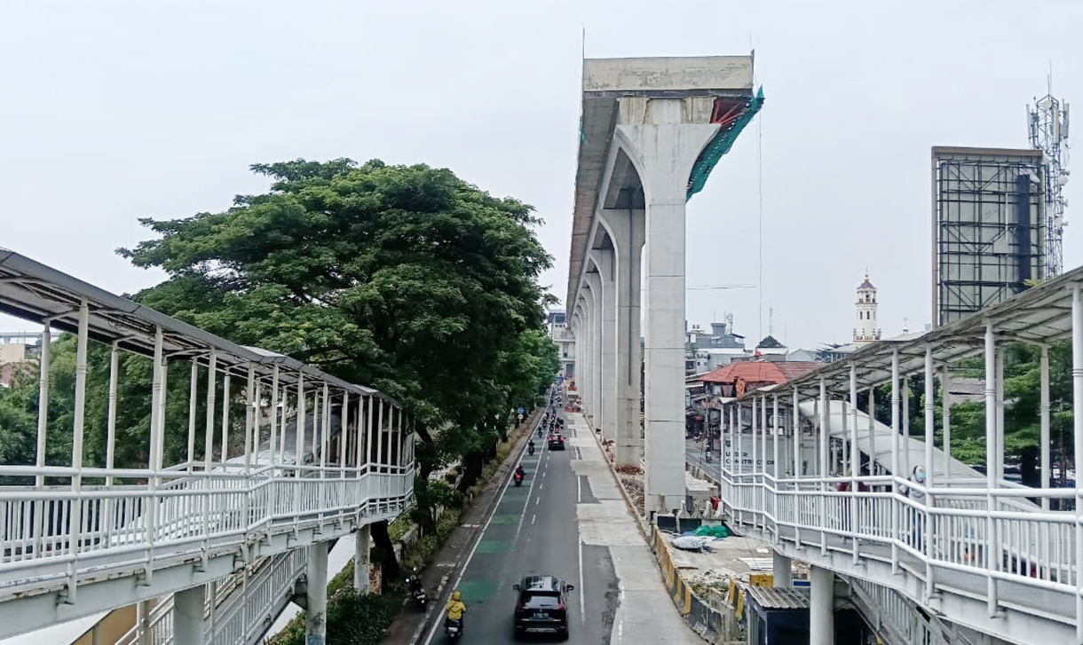 Suasana proyek pembangunan Light Rail Transit (LRT) Jakarta Fase 1B di kawasan Manggarai, Jakarta, Rabu(6/4/2026). (Beritanasional.com/Oke Atmaja)