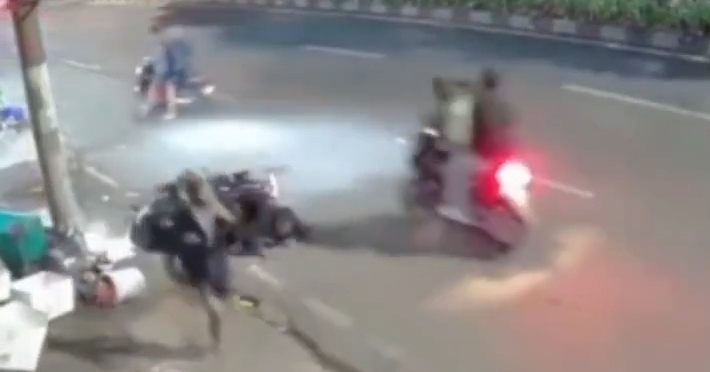 Detik-detik pemotor bonceng tiga dikejar pemuda bersenjata tajam. (Foto/Ist)