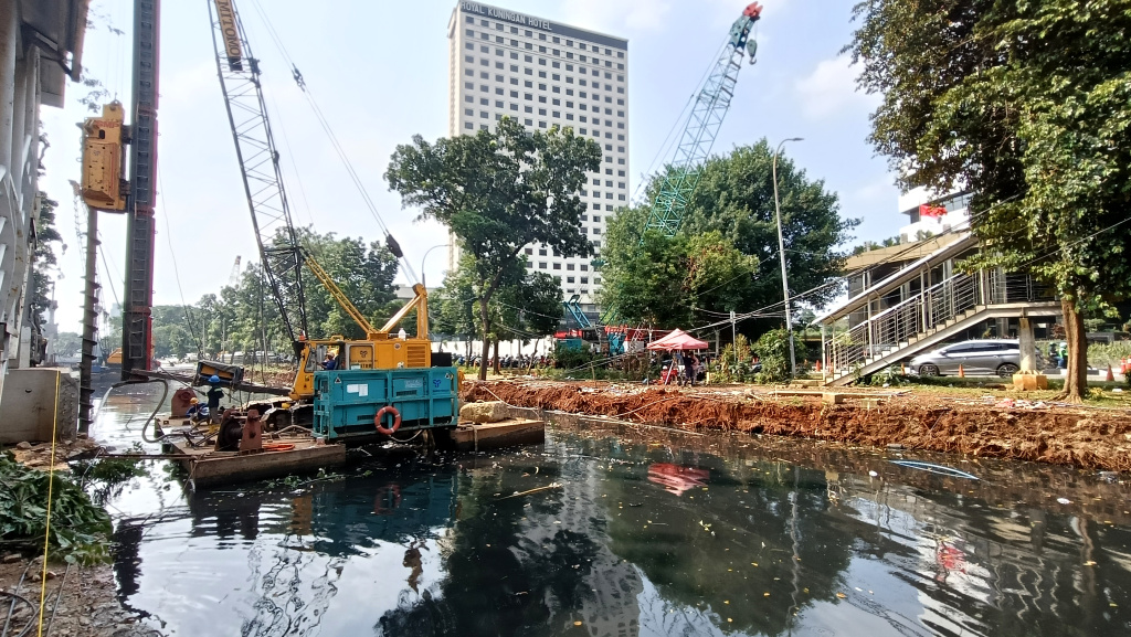 Aktivitas pekerja di proyek revitalisasi Kali Cideng di Jalan Rasuna Said, Kuningan, Jakarta, Senin (11/5/2026).  (Beritanasional.com/Oke Atmaja)