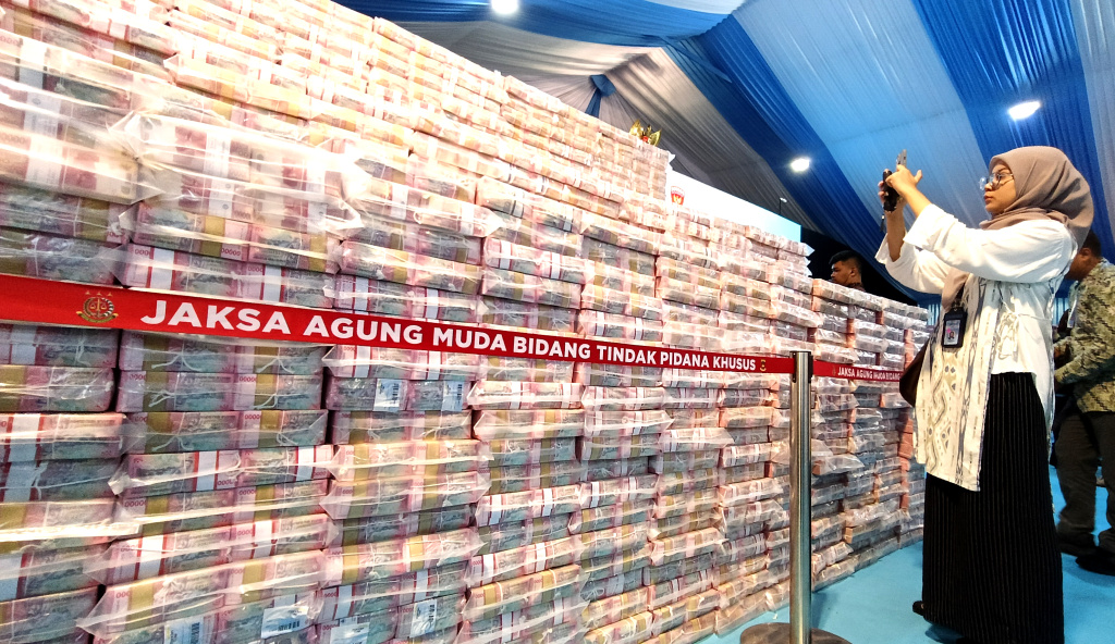 Tumpukan uang pecahan Rp 100.000 tampak di Gedung Kejaksaan Agung (Kejagung), Jakarta, Rabu (13/5/2026). (Beritanasional.com/Oke Atmaja)